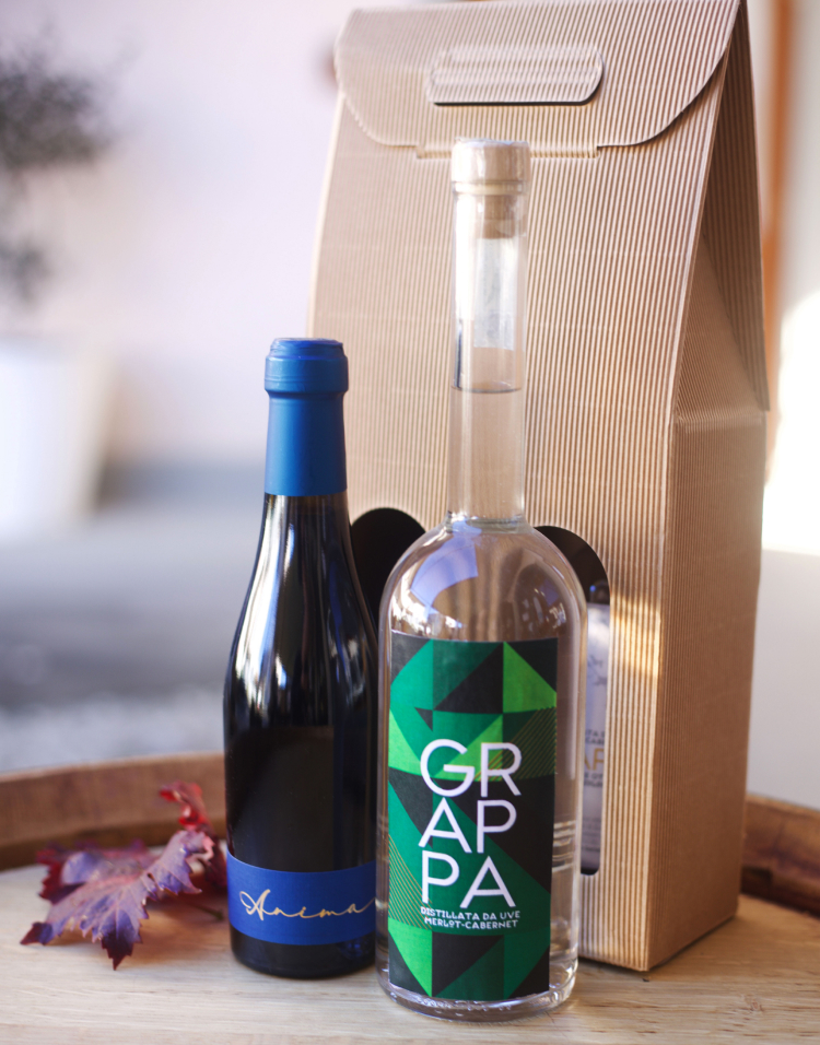 Scopri la Scatola Fine Pasto di Cascina del Ronco. Confezione regalo da 2 bottiglie con la grappa bianca e il passito Anima.